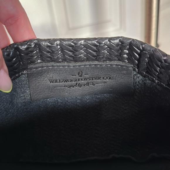 Wildwood Oyster Co. - Clam Shell Crossbody - Picture 16 of 17